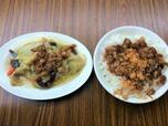 台北の龍山寺近くの魯肉飯専門店で頼んだ滷白菜(左)