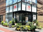 【オーガニックレストラン「広場」】開店前に3人のスタッフが花壇の世話をしていた