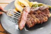 「相州牛」が食べられる「MARIN&FARM」/「神奈川県産牛肉の特選サーロインステーキ」、ナイフを入れるとほどけるようにスーッと切れていく