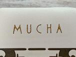 「MUCHA」のロゴはゴールドの箔押しでさらに高級感アップ！