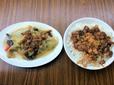 台北の龍山寺近くの魯肉飯専門店で頼んだ滷白菜(左)