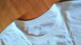 【ファミリーマート アウターＴシャツ しろ】最初は少し畳みジワが気になりましたが、室内でハンガーに吊り下げていたら消えました