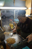 焼きそばを作る愛子さん