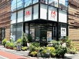 【オーガニックレストラン「広場」】開店前に3人のスタッフが花壇の世話をしていた