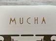 「MUCHA」のロゴはゴールドの箔押しでさらに高級感アップ！