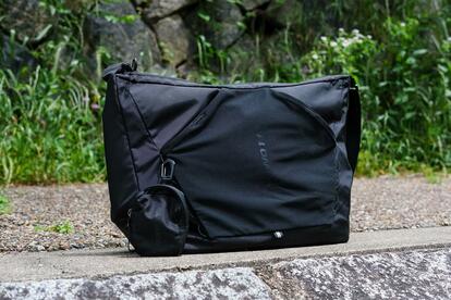 リュックを背負いたくない暑い日に。サロモンの新作ショルダーバッグが