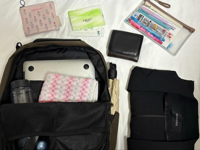 【ワークマン／コーデュラ(R)ネストリュック】出勤を想定して、ノートPCやペンケース、300ml水筒、メイクポーチ、折りたたみ傘など10点を入れてみると…⇒