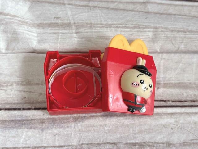 【ちいかわハッピーセット第二弾／うさぎのシールディスペンサー】シールを使い終わったら、サイズが合うマスキングテープなどを入れられます