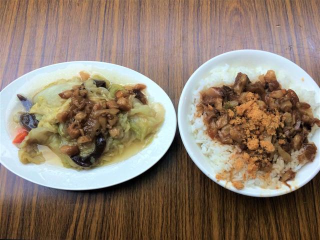 台北の龍山寺近くの魯肉飯専門店で頼んだ滷白菜(左)