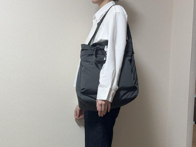 【UNIQLO:C 2WAYユーティリティバッグ】ショルダーストラップの調節可能範囲は56~104cmです