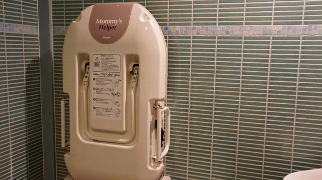 オストメイト完備の多目的トイレ　多目的ベッドも