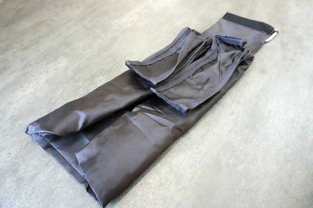 ③持ち手部分を内側に折りたたむ【moz（モズ）ショッピングバッグ BLACK】