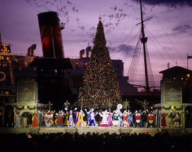 東京ディズニーシー「ハーバーサイド・クリスマス」 ©Disney