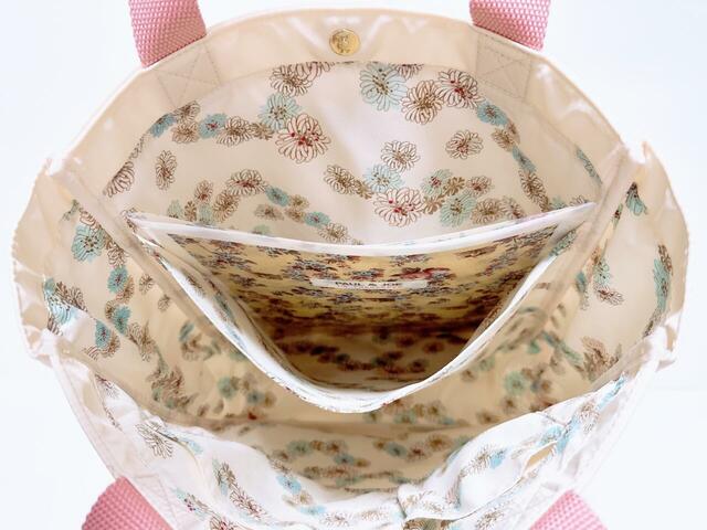 仕切りになる全面ポケット