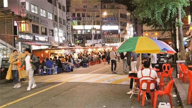 鍾路３街駅４番の向かい側から楽園商街方向を振り返る