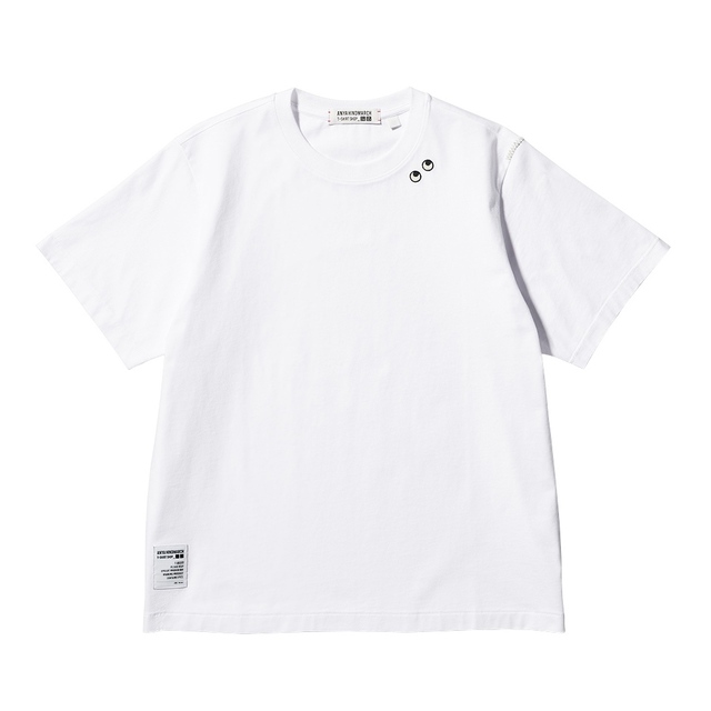 【UNIQLO x ANYA HINDMARCH T-SHIRT SHOP】「T1BOXY/ボクシーT」1,990円／上質なコットン素材を使用。スタイリッシュなゆとりあるシルエット。