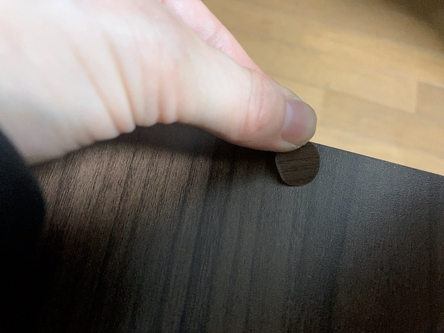 【カインズ カラーボックス 可動棚収納ボックス 3段】ビス穴は付属のシールで隠せます