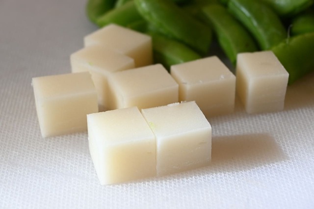 【おもちアレンジ・ニョッキ】おもちを切り分ける