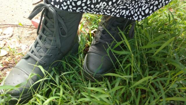 【ユニクロC パデッドレースアップブーツ】小雨程度の水をはじく撥水加工あり。雨上がりの露が残る草の上を歩いてみると表面で水をはじき、ブーツの中に水が入ってくることもなく快適でした♪