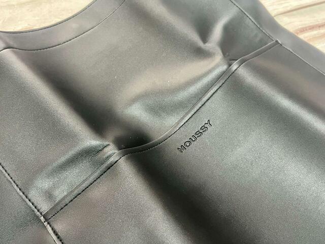 フロントには幅広サイズのポケットが！