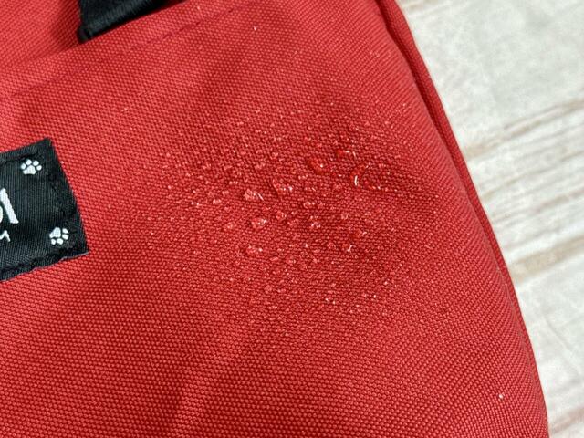 【カルディ いぬの日おさんぽバッグ/オリジナル バッグ】裏地は撥水加工付きで雨の日も安心!