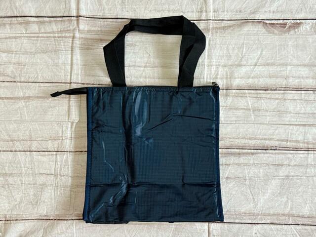 背面は装飾がないシンプルなデザイン