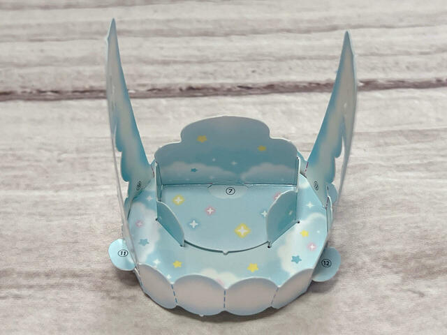 いす1&2に巻きつけるように差し込みます