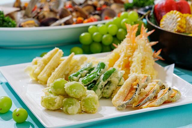 「シャインマスカットの天ぷら」＜期間：2025年8月8日～9月4日＞【甘く爽やかな夏の主役“シャインマスカット”が多彩な料理になって登場♪「シャインマスカットブッフェ」で贅沢ディナーを堪能！】