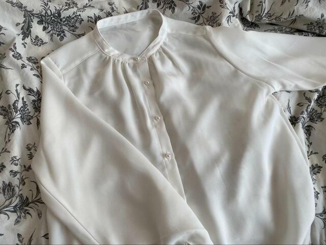 【GU （ジーユー）パールボタンブラウス(長袖)】ノーカラーでボタンがパールになっている