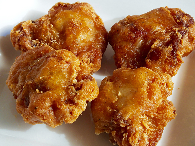 若鶏の塩からあげ。77kcal。税込50円（１個売）。