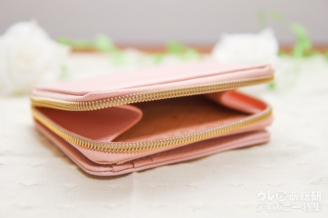 【Disney PRINCESS WALLET BOOK】コインポケットは、ラウンドジップで大きく開きます