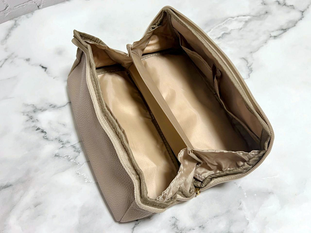 【オトナミューズ 4月号 付録:小田切ヒロさん監修「レザー調コスメポーチ」】ガバッと開くので使いやすい!