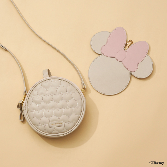 丸型のダブルファスナー仕様のショルダーバッグは、荷物を仕分けして使用可能【Disney Collection / d fashion × Samantha Thavasa】