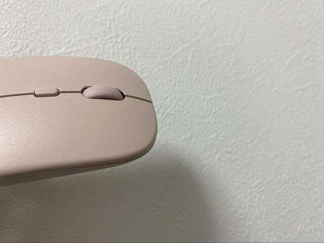 【3COINS リチャージャブルワイヤレスマウス】スムーズに動かせてクリック音も静音タイプ。場所を選ばず使えます