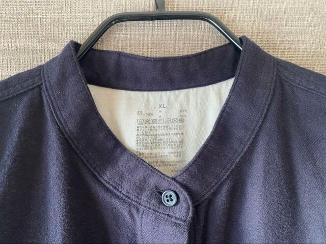 【無印良品 両面起毛フランネルスタンドカラー長袖ワンピース】重ね着してももたつかないよう、首元はほどよくゆとりあるスタンドカラーデザインです