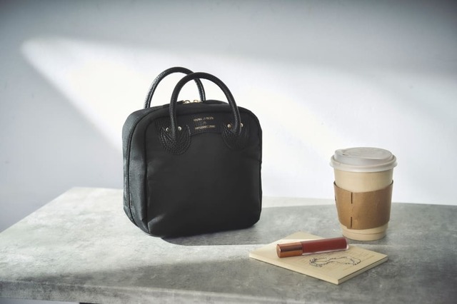 【『YOUNG&OLSEN The DRYGOODS STORE POUCH BOOK』(宝島社)】コスメポーチとしてはもちろん、ガジェット収納などマルチに使えるポーチ