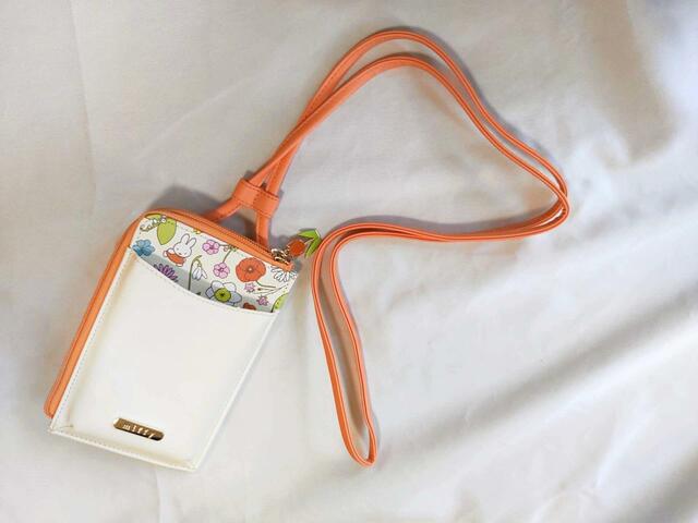 ショルダー部分が長く、余裕をもってかけられそう【ニトリ】ネット限定商品「ミッフィー ショルダーポーチ」（オレンジ）3,190円（税込）
