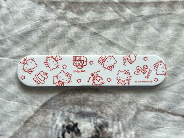 ネイルファイルはリバーシブル仕様で、面によって柄が異なります