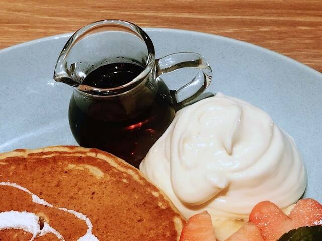 パンケーキと合う、メープルシロップとヨーグルトクリームチーズ