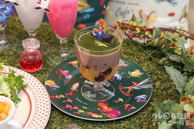 「ディズニー ふしぎの国のアリス」OH MY CAFE｜＜アリス＞迷子のグラノーラボウル 1,090 円／メラミンプレート付き+900 円