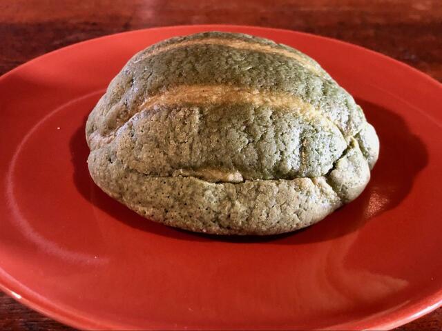 【ファミリーマート　濃い宇治抹茶メロンパン】しっとりザクザクしたビスケット生地が美味しそう