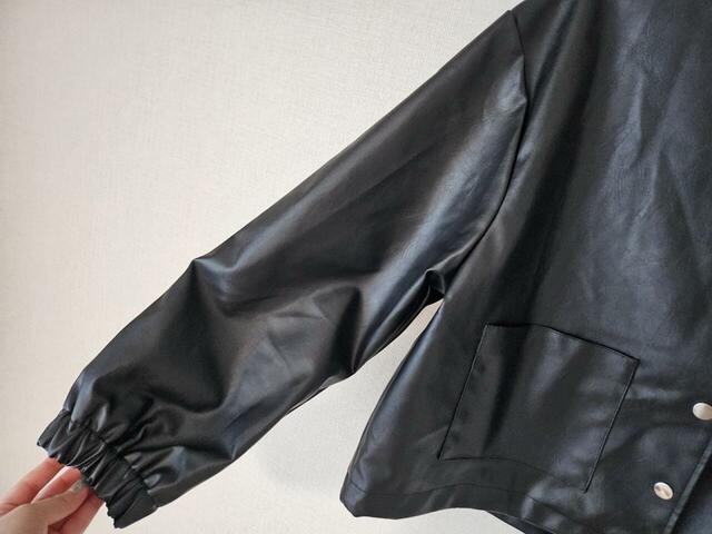 【coca　フェイクレザーノーカラージャケット】パフスリーブデザイン。レザーアイテムでもかっちりしすぎず、色々なコーデに合わせやすいです♪