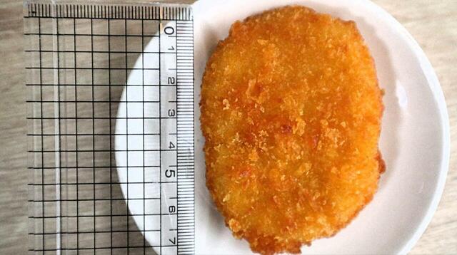 【ローソンストア100  おいしいコロッケ（40g×5個入）】測ってみると、1個あたり約7cm・厚さ約1cm・重さ約40gというサイズ感でした