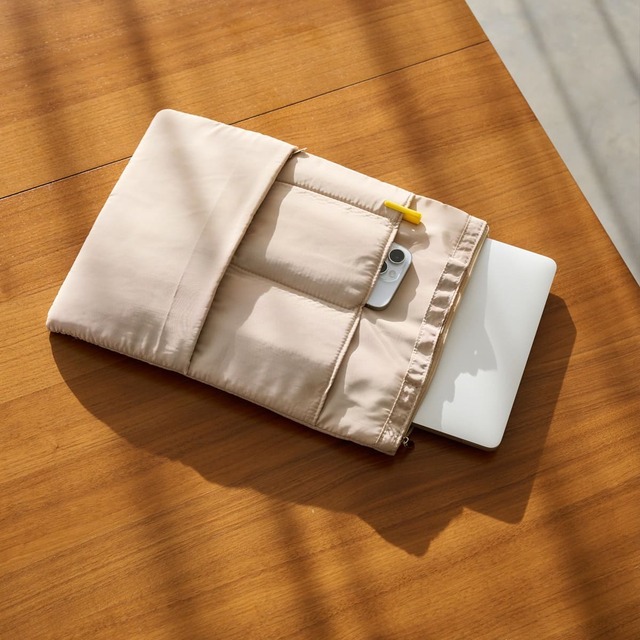 【Afternoon Tea LIVING】バッグの中の仕切りとしても使える13インチのPCが入るケース付き