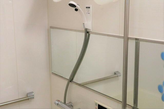 【浴室マグネットシャワーホルダー】浴槽側に固するとお風呂掃除にも超便利！