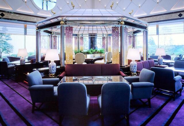 「ザ・ラウンジ店内」＜期間：2026年1月5日～2月28日＞【【予約受付中】スーパーショートケーキもナポレオンパイも食べ放題！ホテルニューオータニ幕張で“いちごづくしのご褒美ビュッフェ”開催！】