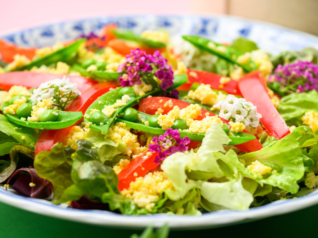 「スナップエンドウのミモザサラダ」＜期間：2026年3月20日～5月10日＞【ローストビーフや天ぷらなど50種の食べ放題に約30種類の飲み放題付き！奈良ロイヤルホテルで「春のディナーバイキング」開催！】