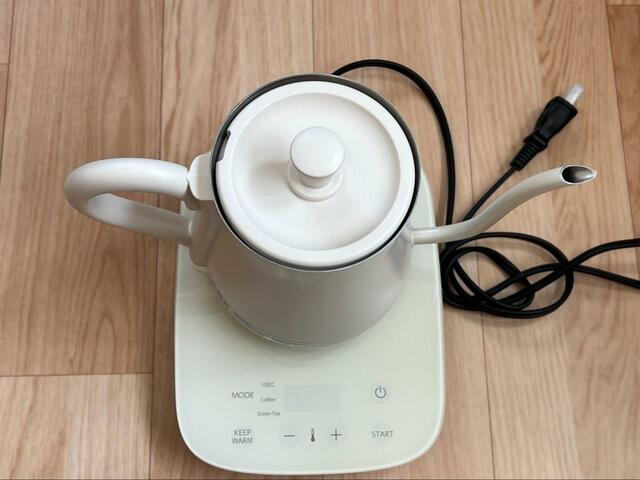 【アイリスオーヤマドリップケトル 温度調節付 IKE-C601T-CW】上から見ると意外と小さく感じる