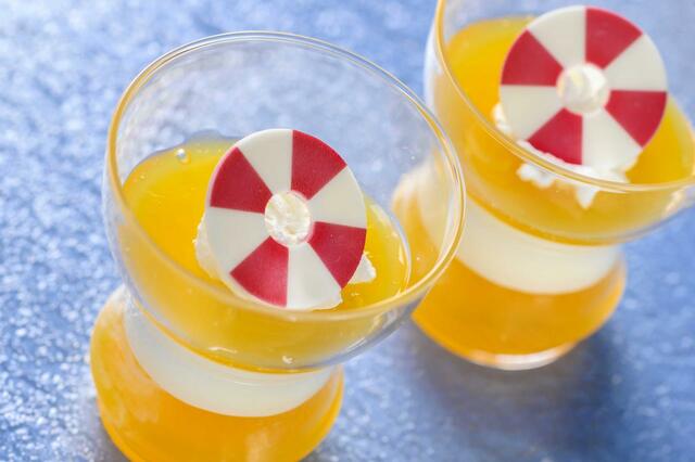 パッションフルーツ・パイナップルゼリー&バニラムース 550円｜提供店舗：東京ディズニーランド 「プラズマ・レイズ・ダイナー」｜東京ディズニーリゾート「SuiSui Summer」スーベニア付きメニュー