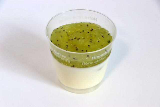 【成城石井 国産キウイフルーツの杏仁豆腐】ナタデココも入ってます